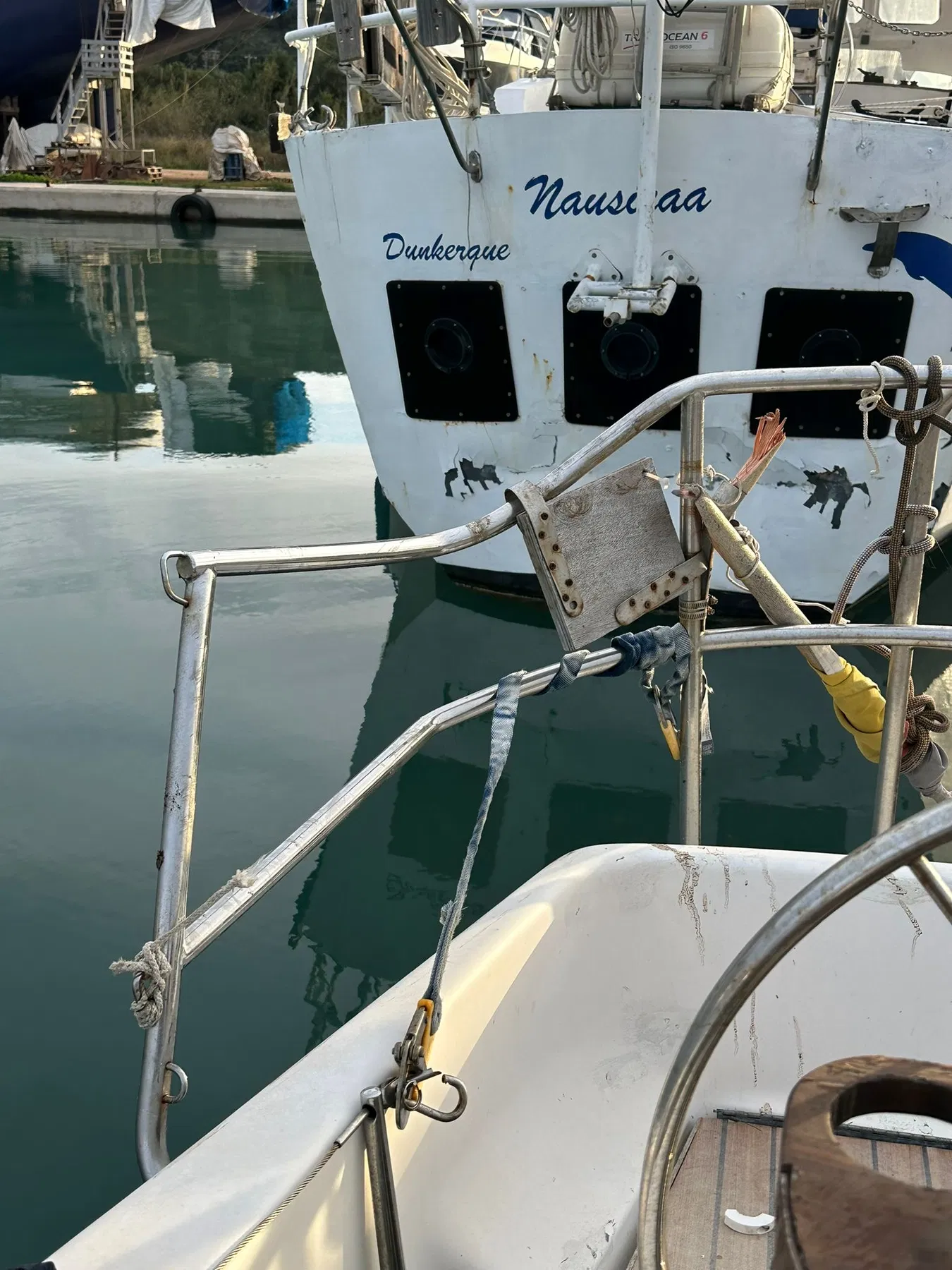 Geschädigtes Boot SANKARA – Heckkorb und Befestigungsbereich, vom Heck aus aufgenommen.