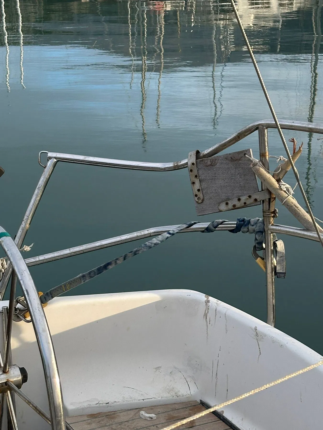 Geschädigtes Boot SANKARA – Heckkorb, Montageplatte und Leinenführung im Heckbereich.
