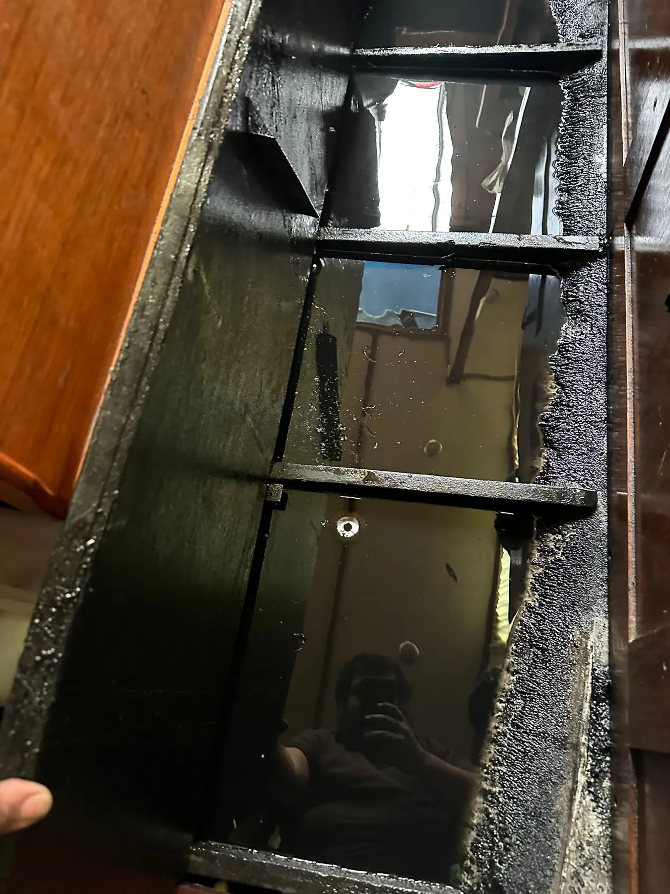 Geschädigtes Boot SANKARA – Innenansicht unter den Bodenbrettern mit sichtbaren Spanten und Bilgenbereich.