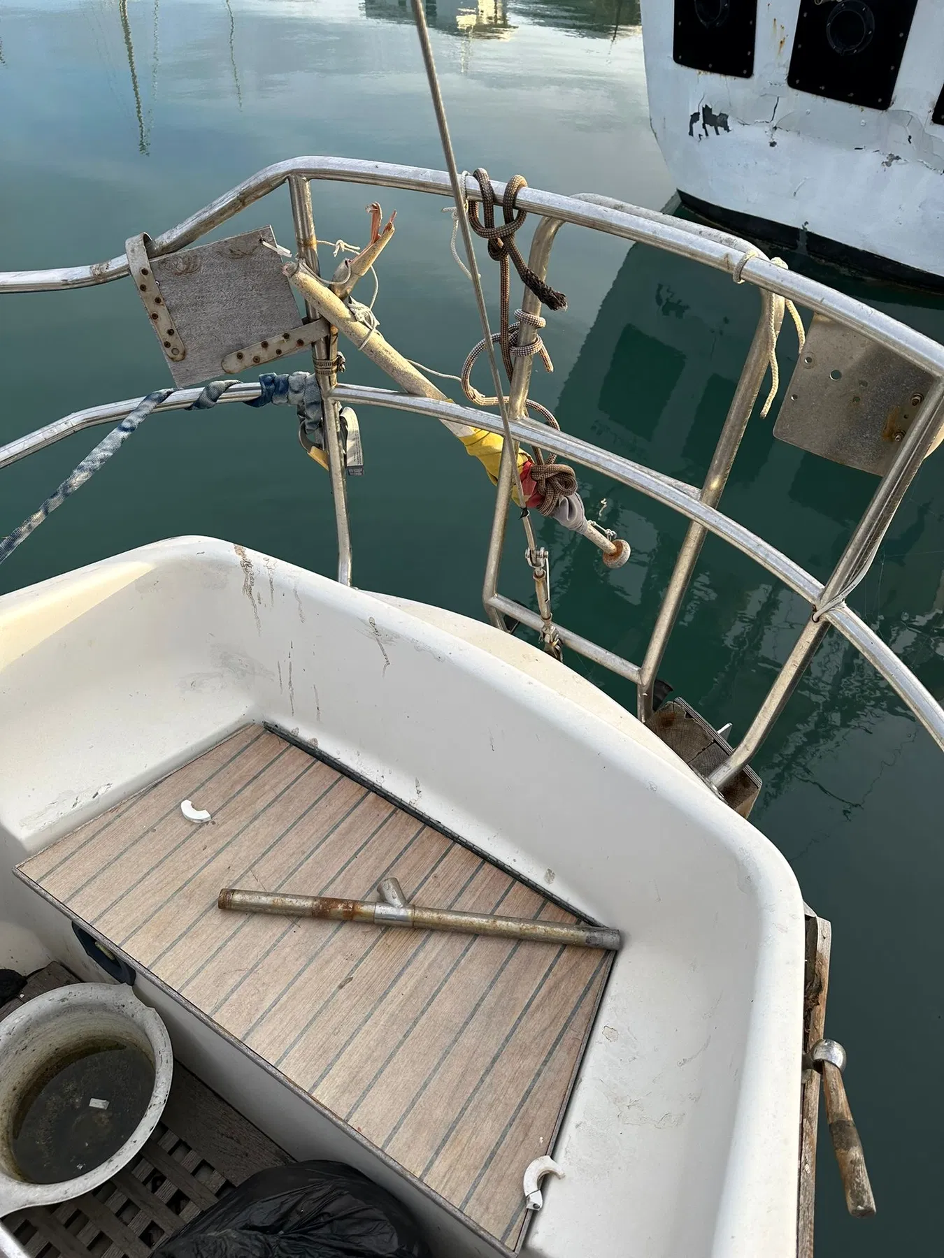 Geschädigtes Boot SANKARA – Cockpit und Heckbereich mit Heckkorb, Montageplatte und Decksfläche.