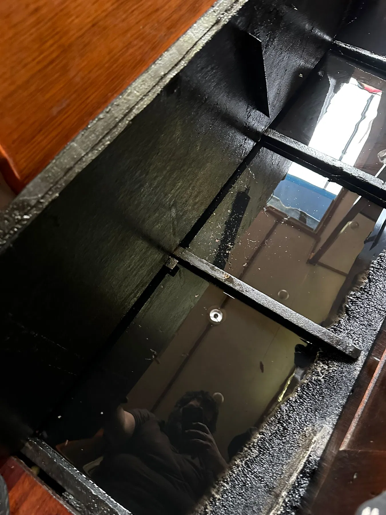 Geschädigtes Boot SANKARA – Zweite Innenansicht unter den Bodenbrettern mit sichtbarer Struktur des Rumpfes.