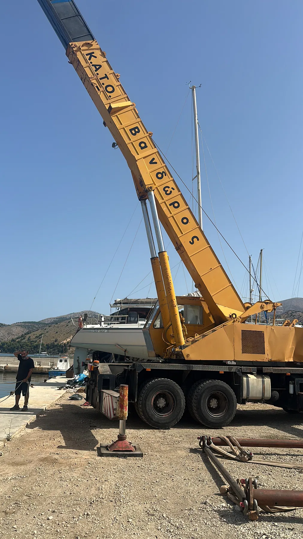 Geschädigtes Boot SANKARA – SANKARA im Kranbereich unmittelbar vor beziehungsweise während des Hebevorgangs.