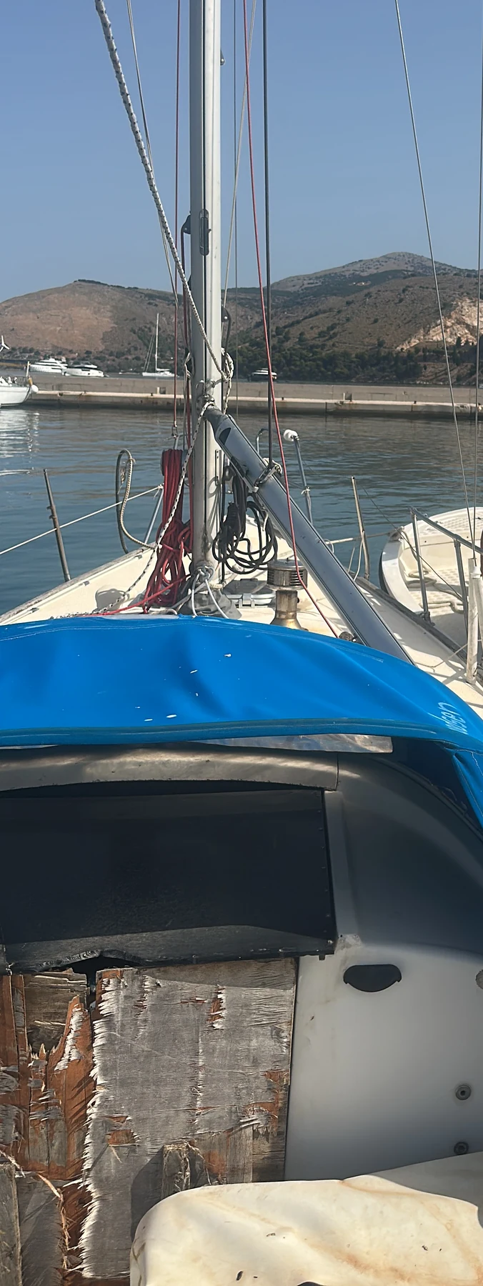 Geschädigtes Boot SANKARA – Cockpit- und Aufbauansicht bei der späteren Schadendokumentation; eine unbeteiligte Person wurde durch Beschnitt entfernt.