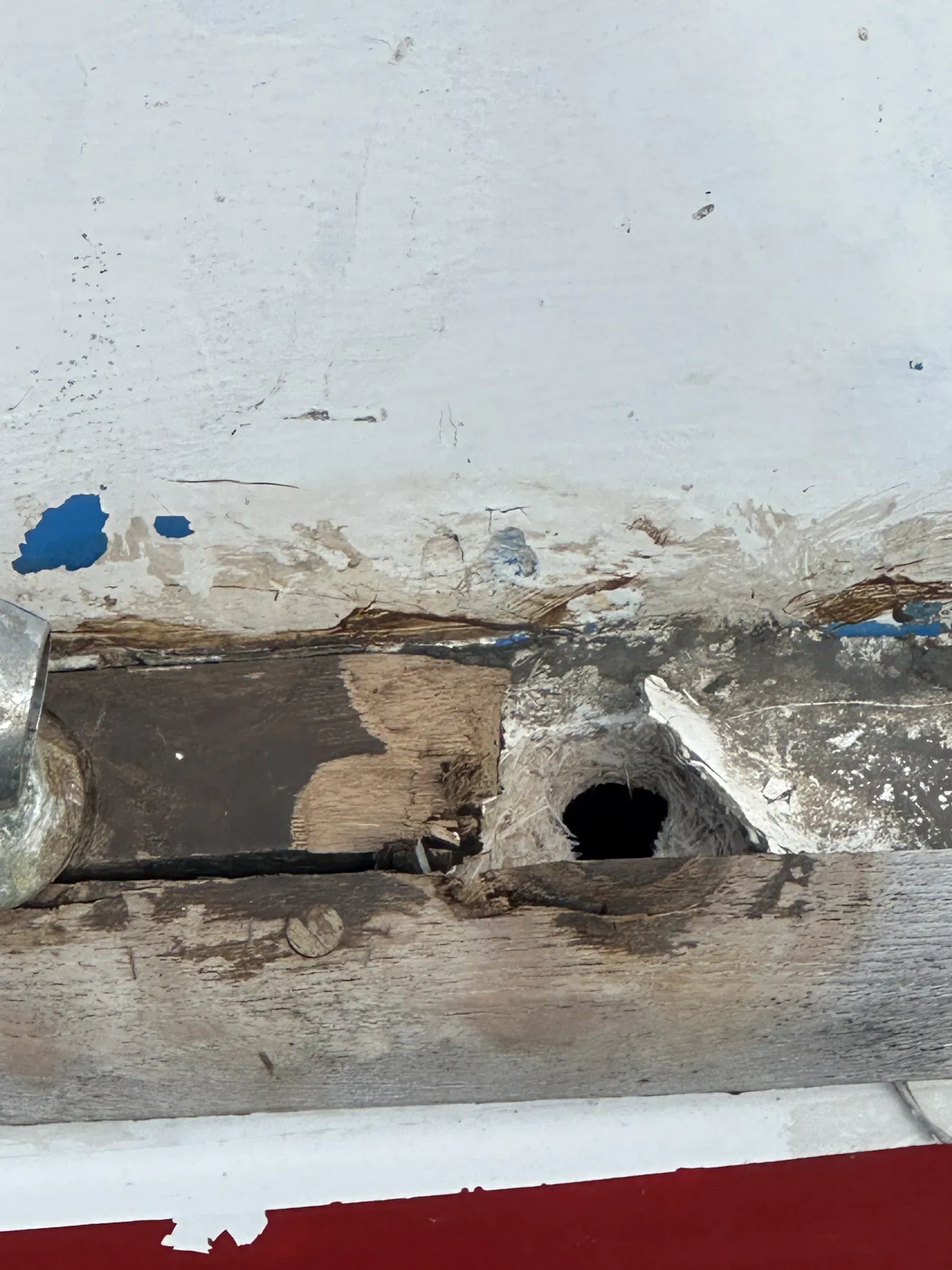 Geschädigtes Boot SANKARA – Offene beziehungsweise ausgebrochene Stelle im hölzernen Heckdeck nahe eines Beschlags.