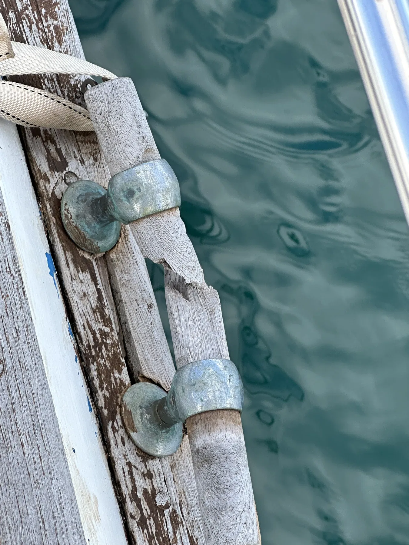 Geschädigtes Boot SANKARA – Zwei Heckbeschläge und der Zustand der angrenzenden Holzkante.