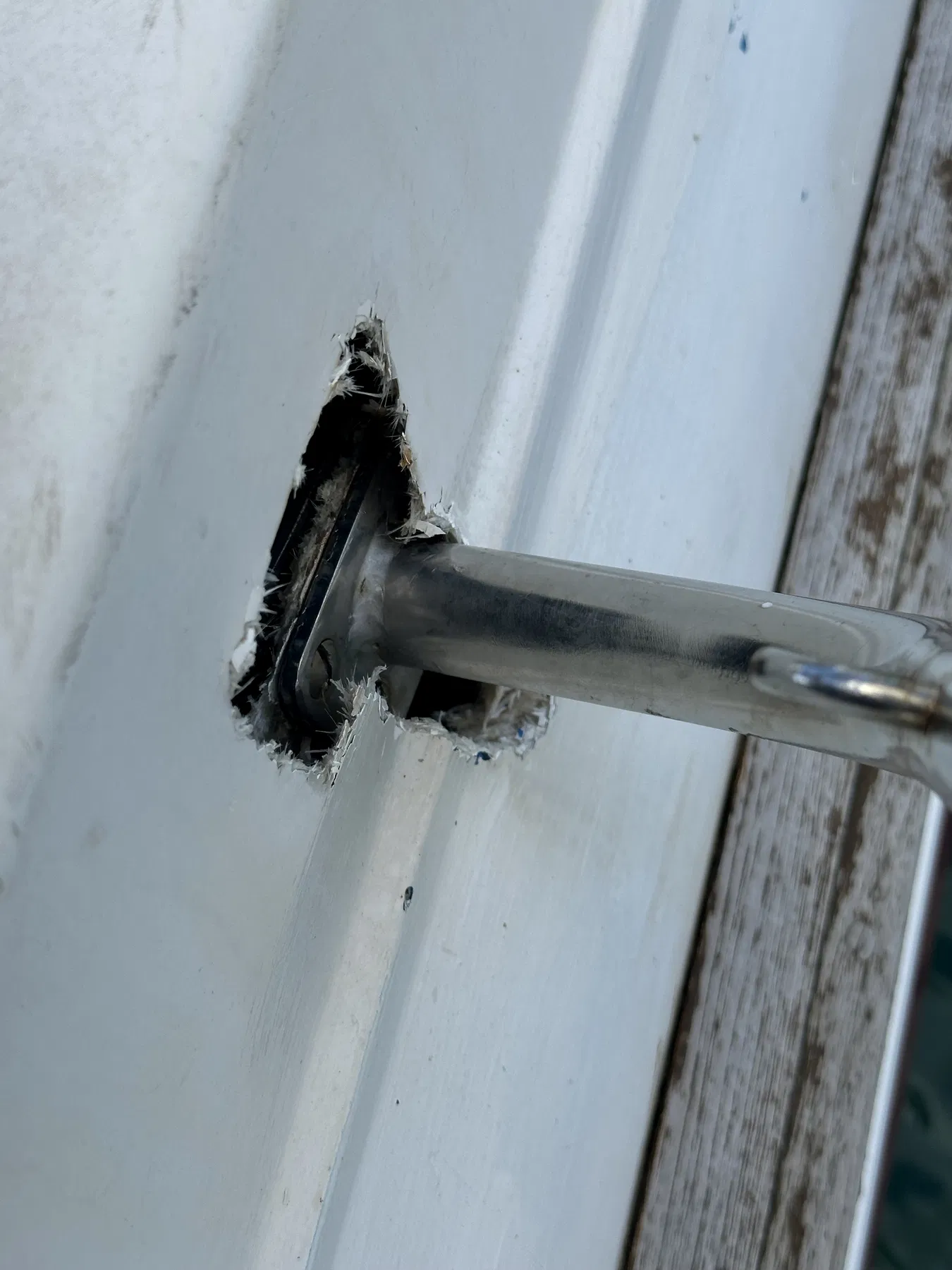 Geschädigtes Boot SANKARA – Rohr des Heckkorbs in einer unregelmäßigen Öffnung der weißen Heckstruktur.