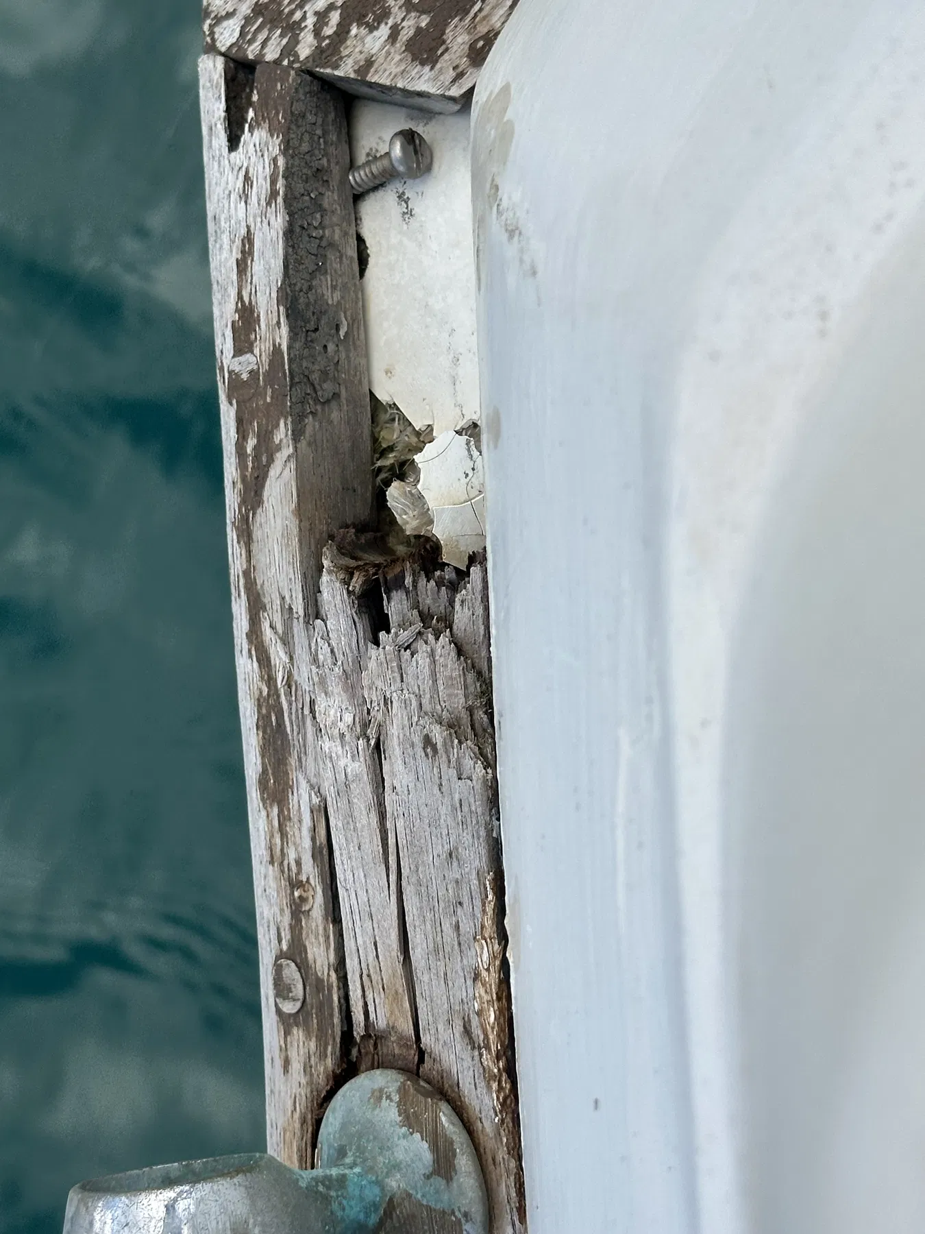 Geschädigtes Boot SANKARA – Stark geöffnete beziehungsweise fragmentierte Holzkante am Heck.