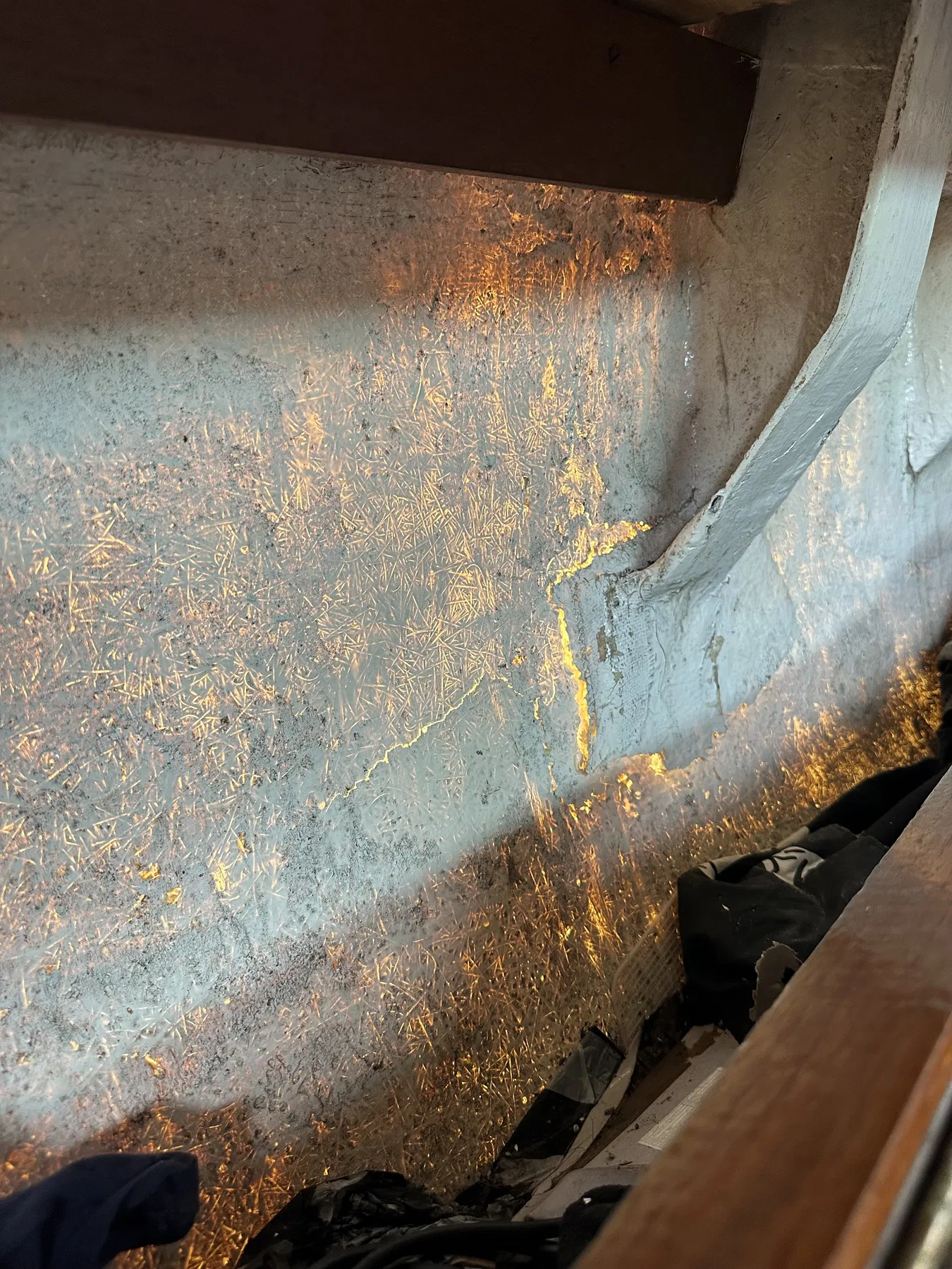 Geschädigtes Boot SANKARA – Innenwand des Rumpfes mit deutlich sichtbaren Risslinien nahe einer Verstärkung.