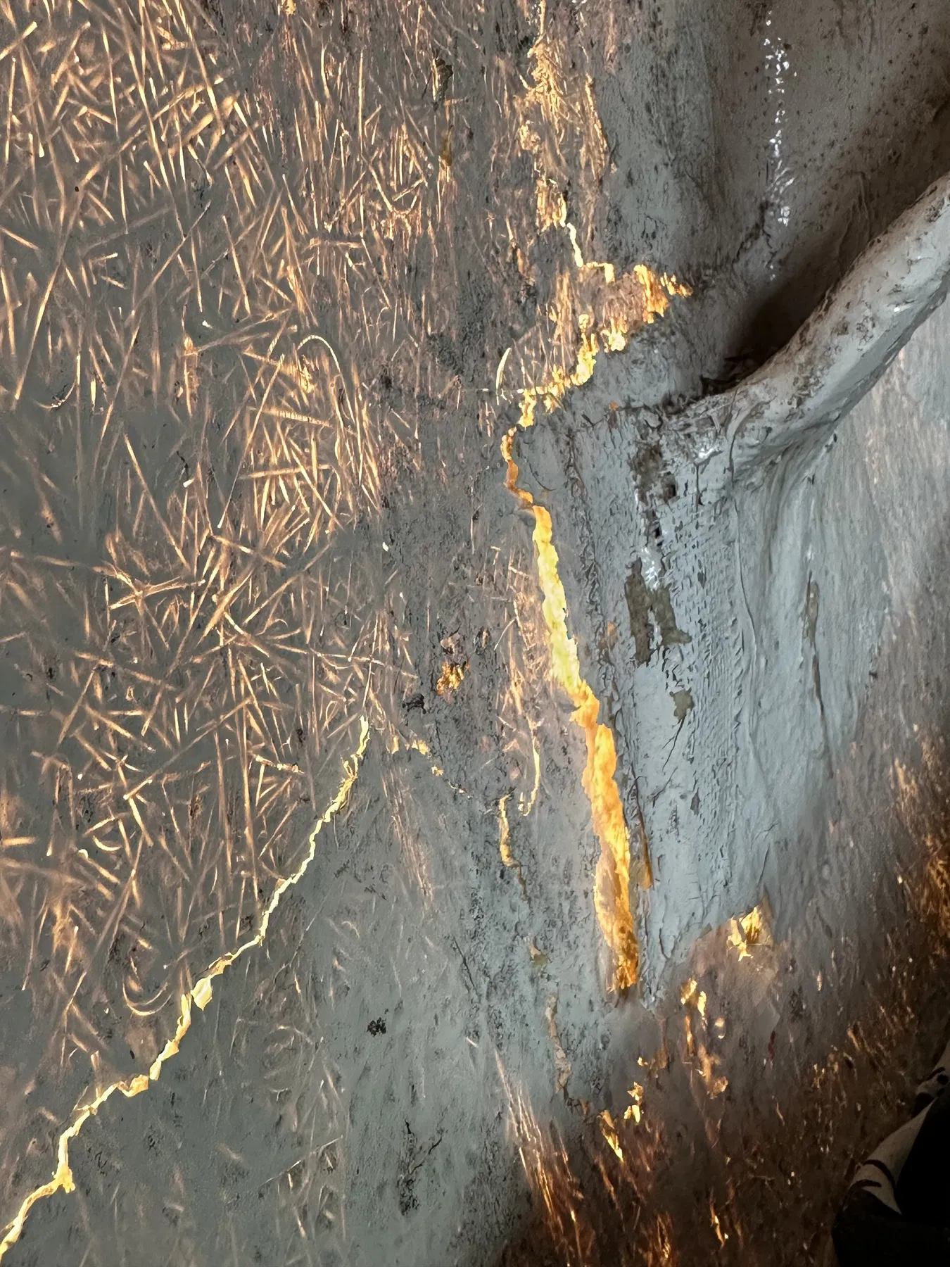 Geschädigtes Boot SANKARA – Weitere Nahaufnahme derselben Innenzone mit sichtbaren Rissverläufen im Laminat beziehungsweise Anstrich.