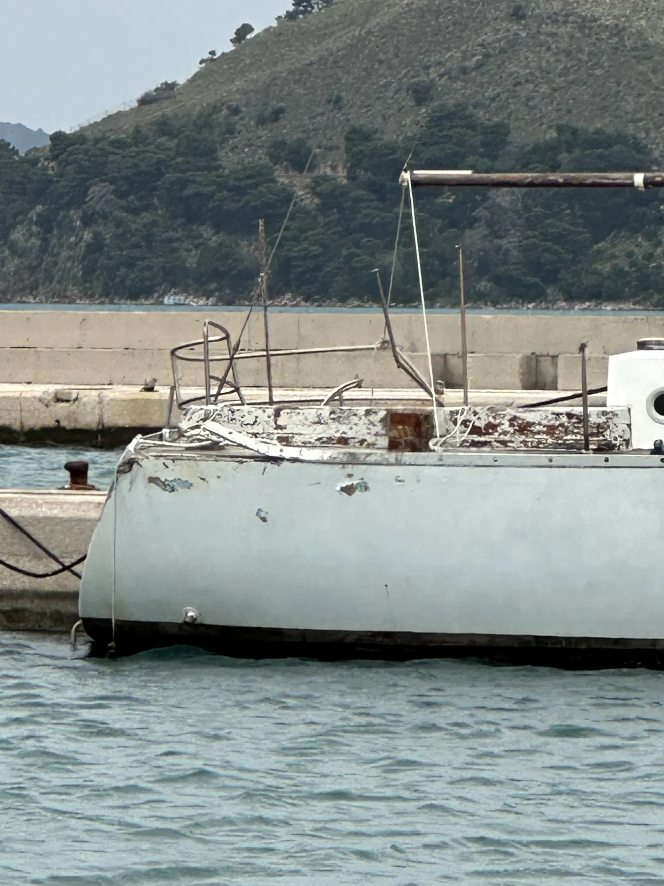 Verursacherboot NAUSICAA – Breite Seitenansicht am Liegeplatz mit hohem Freibord und äußerem Rumpfzustand.