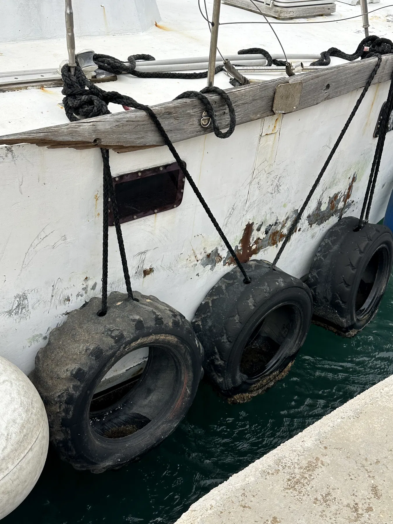 Verursacherboot NAUSICAA – Rumpfseite mit mehreren Reifenfendern und sichtbaren Oberflächenspuren.