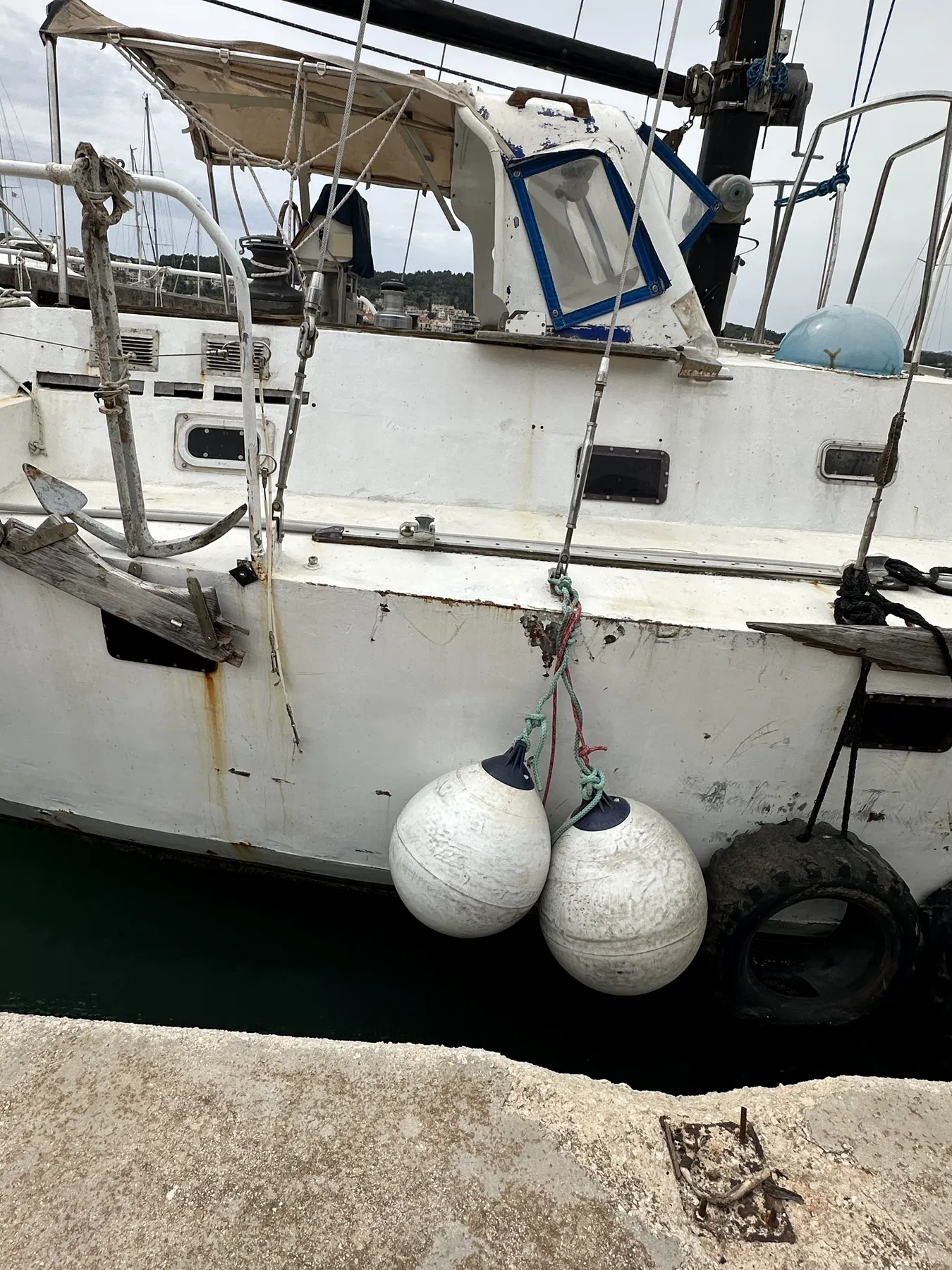 Verursacherboot NAUSICAA – Seitliche Gesamtansicht mit Cockpitbereich, Reling und Fendern.