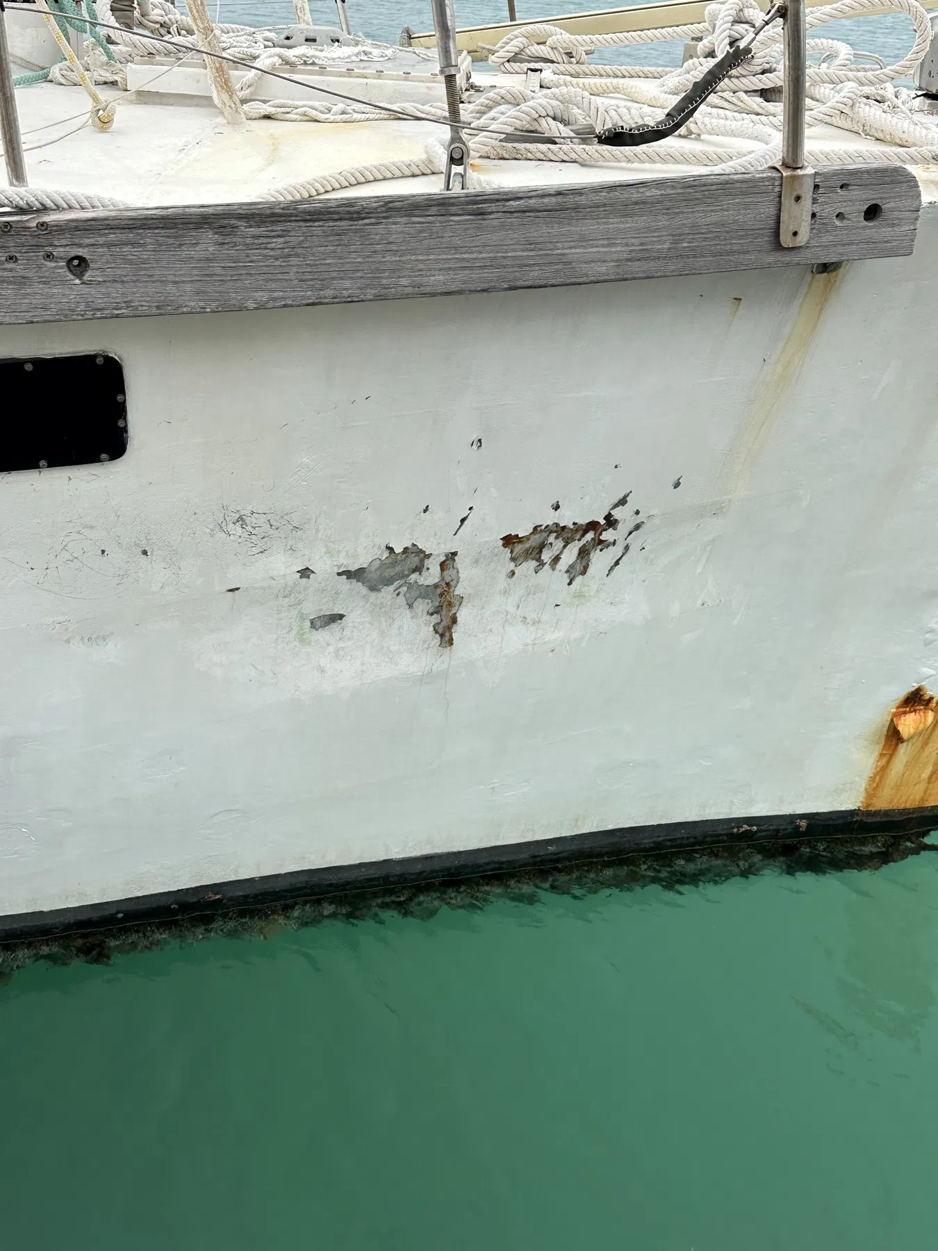 Verursacherboot NAUSICAA – Rumpfseite mit sichtbaren Abplatzungen, Rostspuren und Oberflächenmarkierungen.