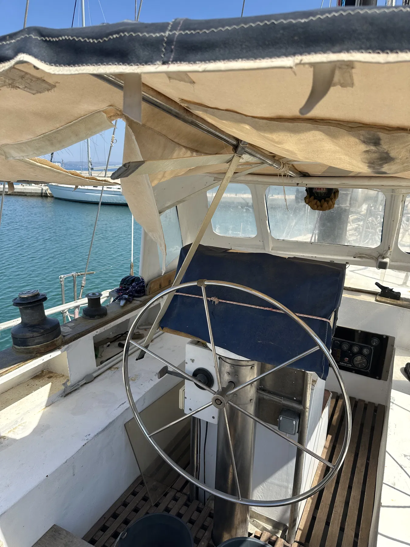 Verursacherboot NAUSICAA – Cockpit und Steuerstand mit großem Steuerrad und Persenning.