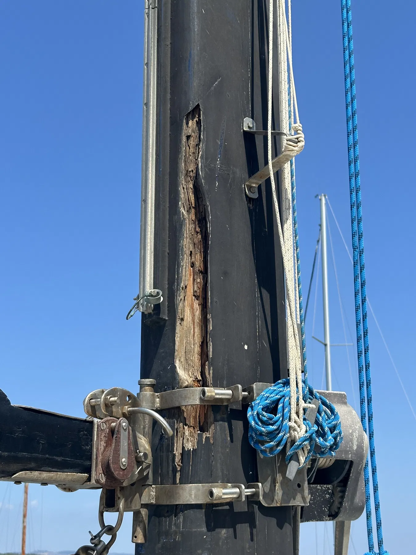 Verursacherboot NAUSICAA – Mast- und Beschlagbereich mit stehendem Gut und Leinen.