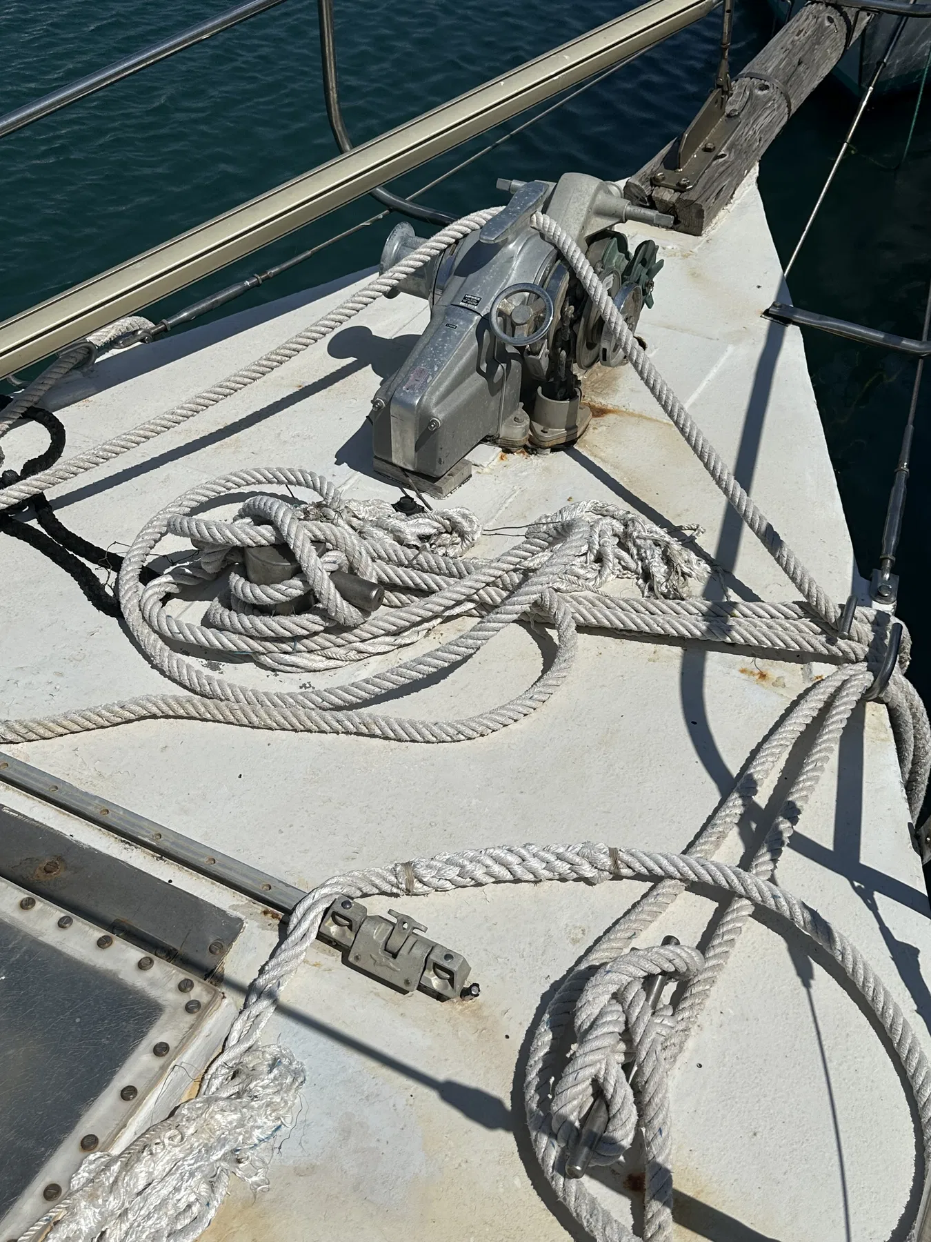 Verursacherboot NAUSICAA – Decksbereich mit Beschlägen und aufgeschossenen beziehungsweise geführten Leinen.