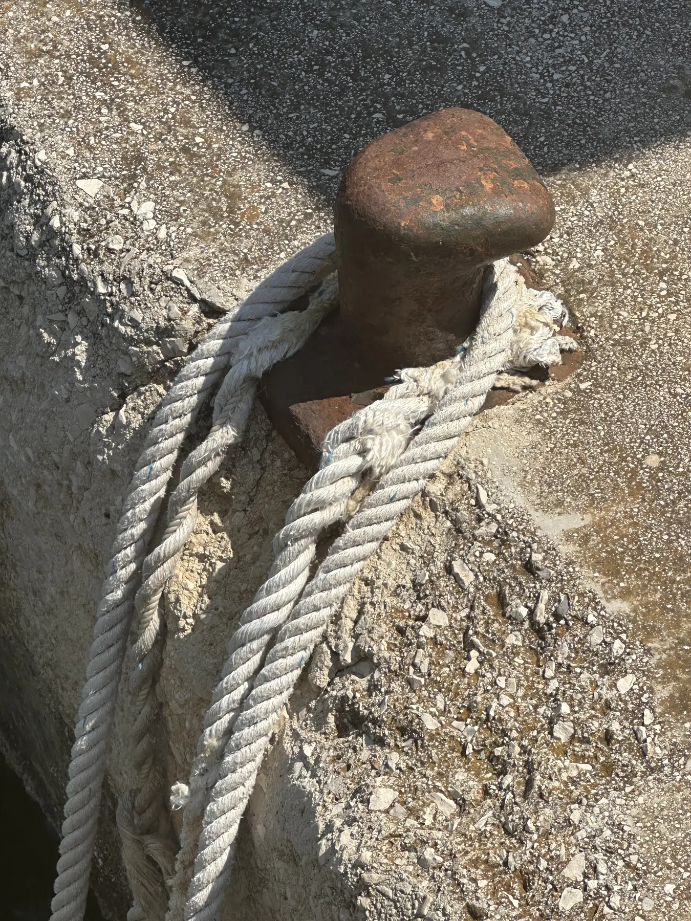 Verursacherboot NAUSICAA – Starke Festmacherleine am Poller; Oberfläche und Fasern der Leine sind aus der Nähe sichtbar.