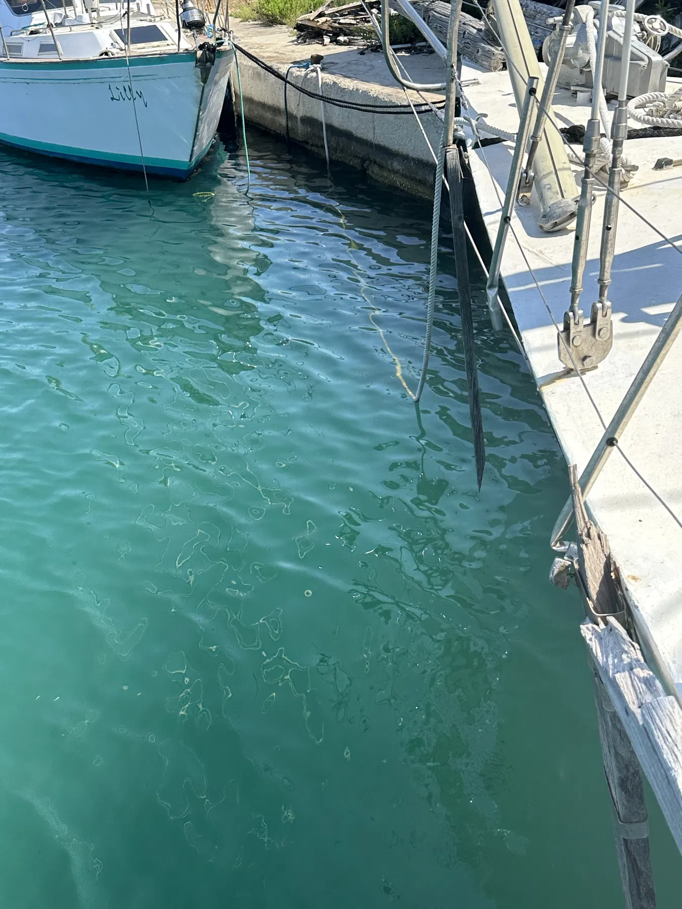 Verursacherboot NAUSICAA – Liegeplatzsituation zwischen NAUSICAA, Nachbarboot und Kaimauer; mehrere Leinen sind sichtbar.