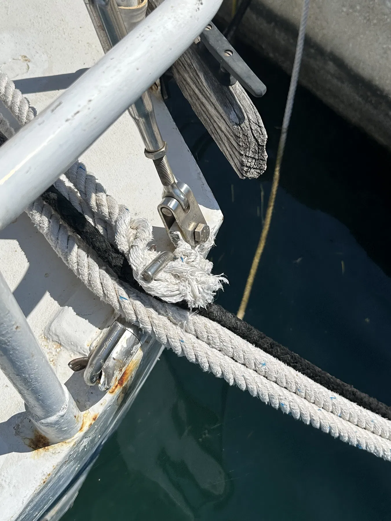 Verursacherboot NAUSICAA – Nahaufnahme mehrerer Leinen und eines Beschlags am Decksrand.
