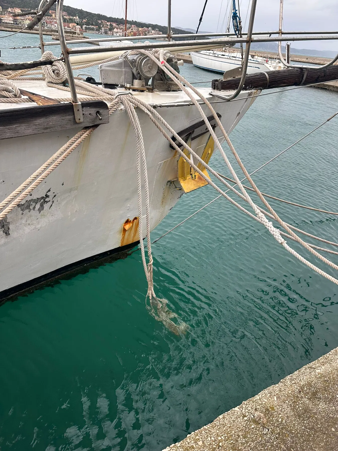 NAUSICAA, le bateau identifié dans le déroulé documenté comme ayant heurté SANKARA — zone d’amarrage au quai avec plusieurs aussières, nœuds et extrémités de fibres visibles.