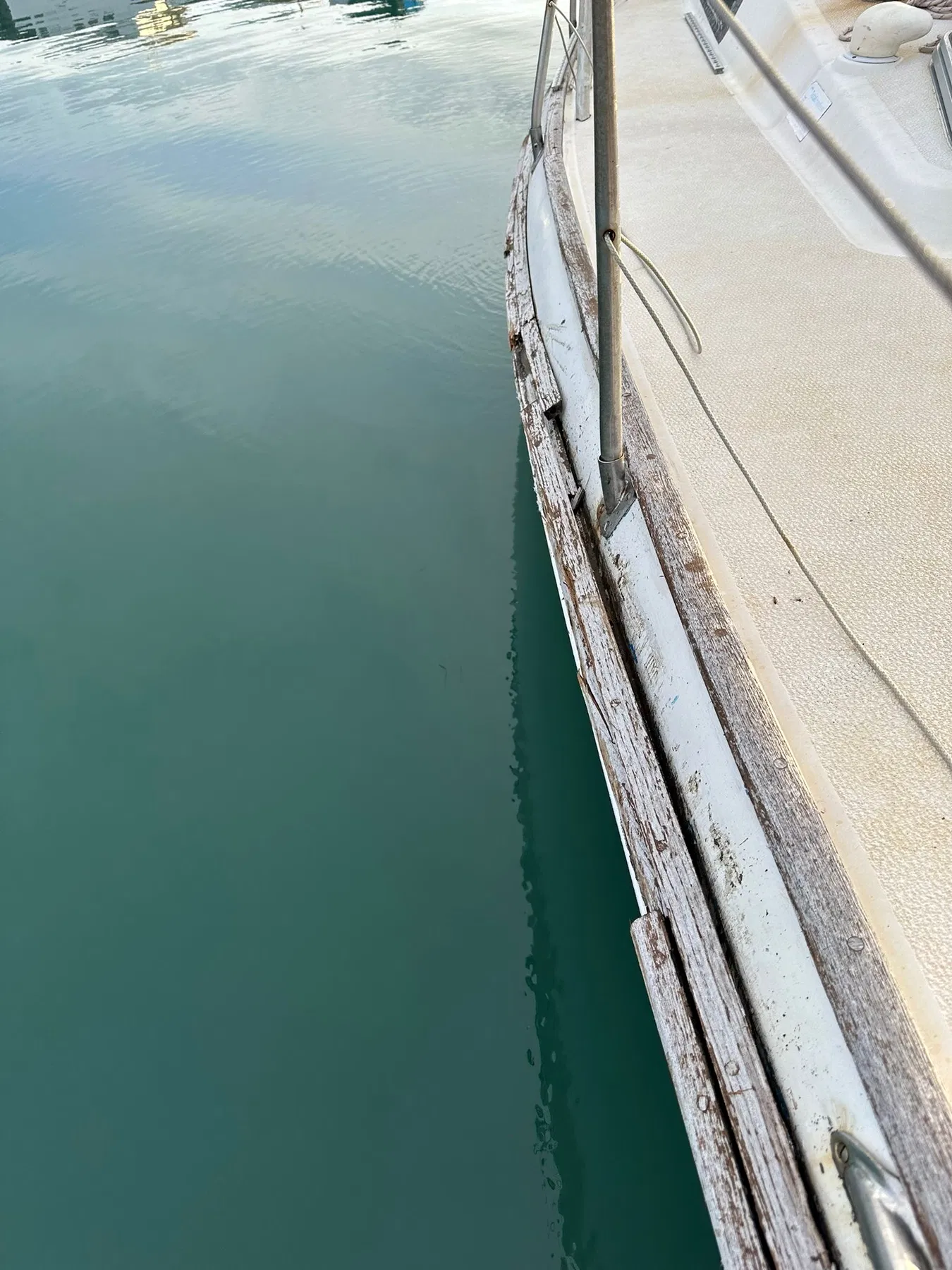 Geschädigtes Boot SANKARA – Längsansicht der hölzernen Decks- beziehungsweise Scheuerkante am Rumpf.