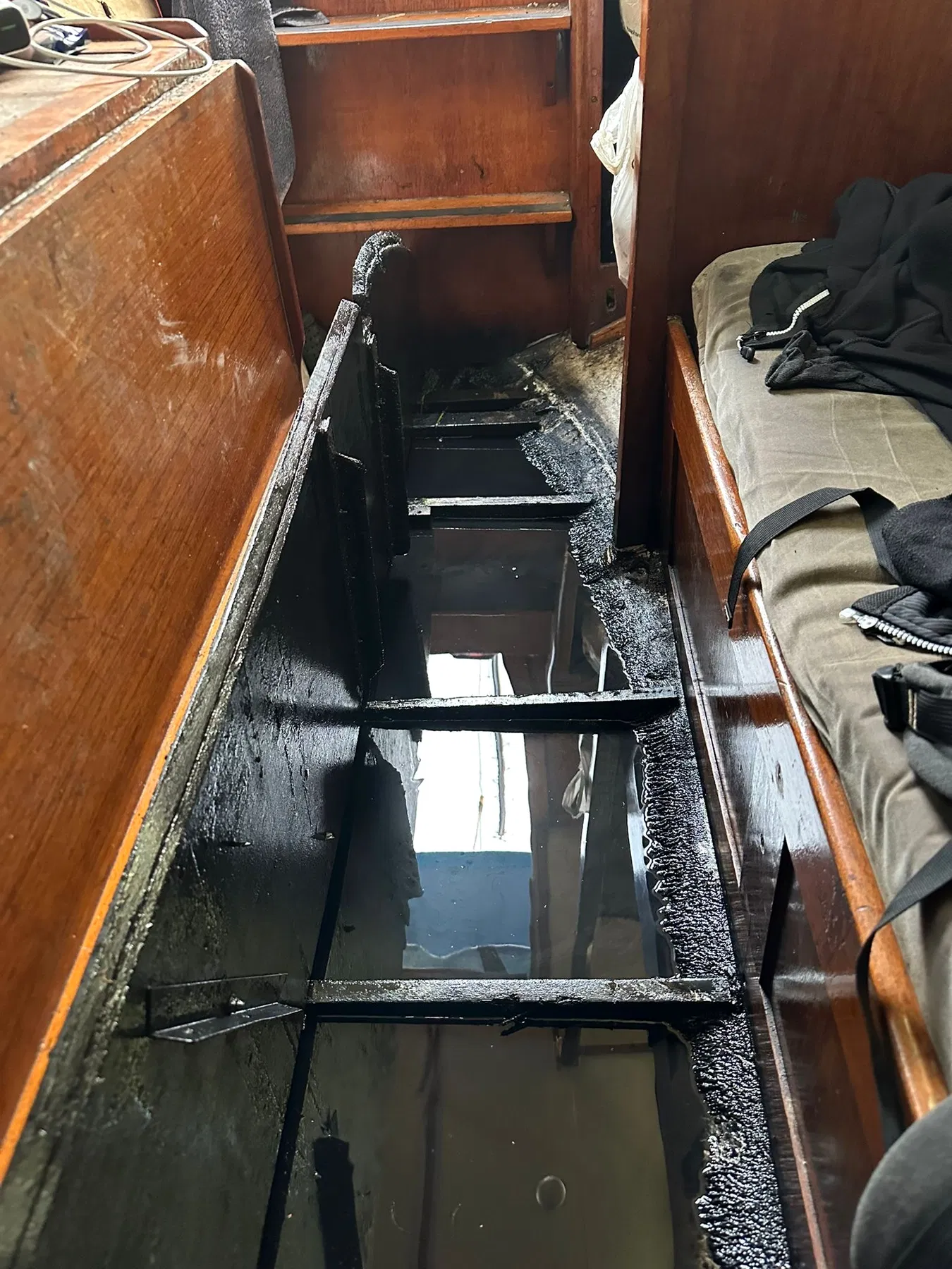 Geschädigtes Boot SANKARA – Innenansicht des Bilgen- und Bodenbereichs zwischen den Einbauten.