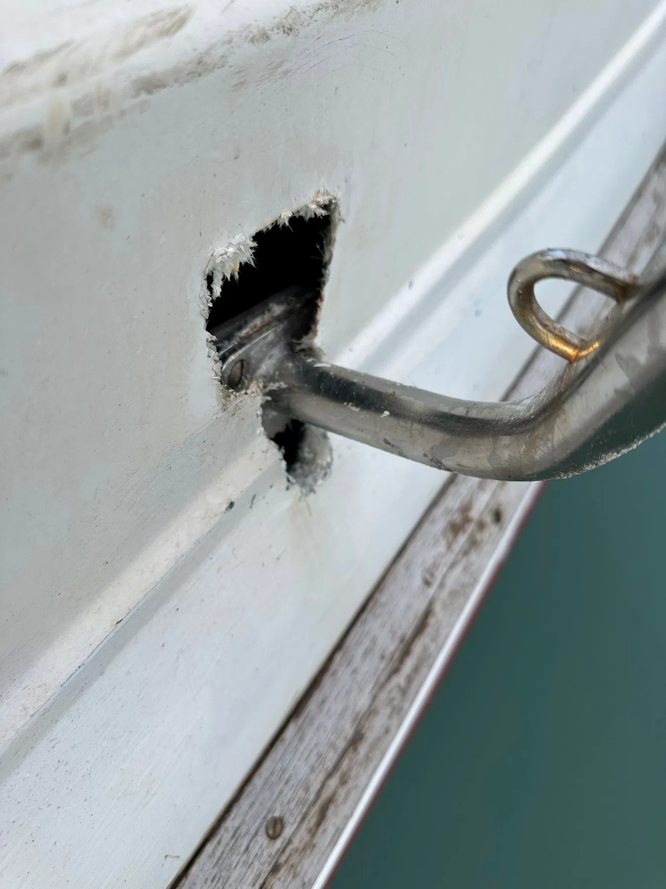 Geschädigtes Boot SANKARA – Rohr des Heckkorbs in einer ausgefranst wirkenden Öffnung der Heckstruktur.