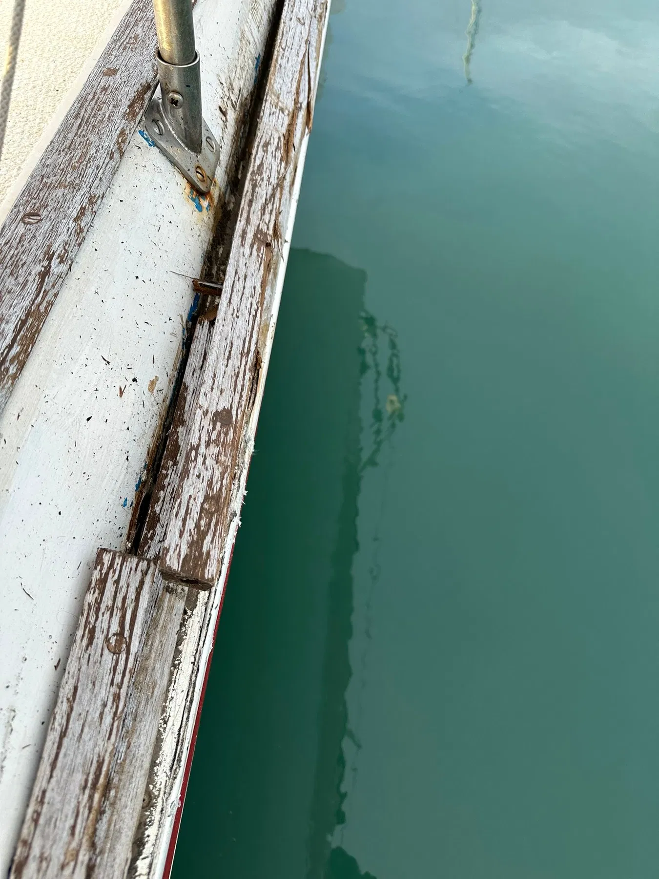 Geschädigtes Boot SANKARA – Zweite Längsansicht derselben Holzkante mit sichtbarer Oberfläche und Fugen.